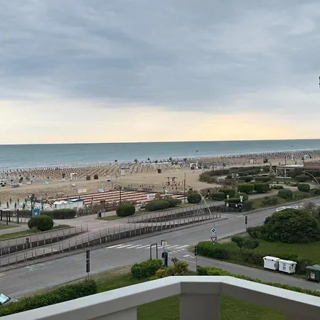 Sea View Escape At Lido Dei Pini ביביונה