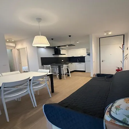 Sea View Escape At Lido Dei Pini דירה *