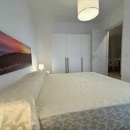 Sea View Escape At Lido Dei Pini דירה ביביונה