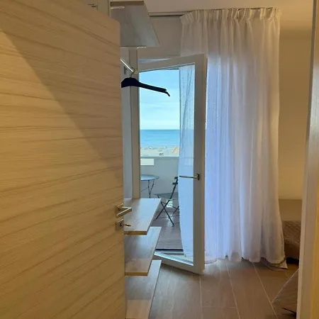 דירה Sea View Escape At Lido Dei Pini ביביונה