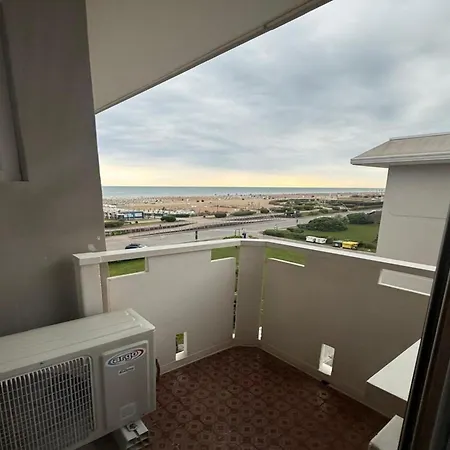 Sea View Escape At Lido Dei Pini דירה ביביונה
