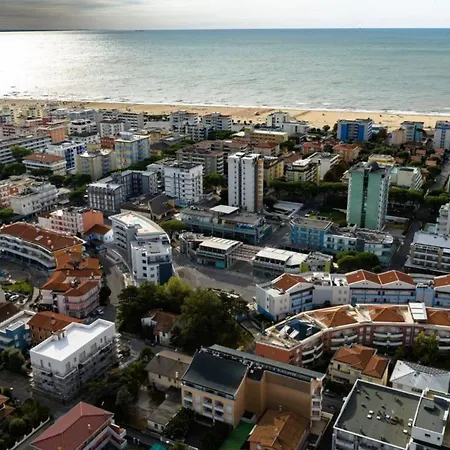 Sea View Escape At Lido Dei Pini דירה